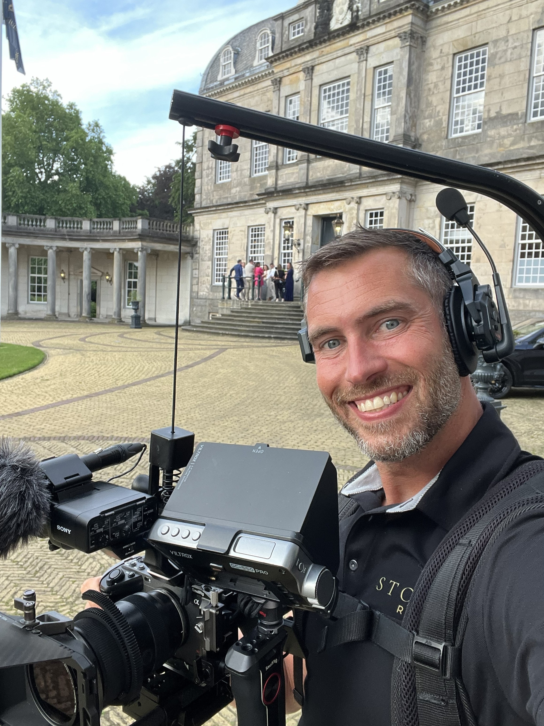 Roy met de camera voor het landgoed, klaar om de dag vast te leggen